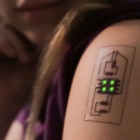 Cercetătorii au dezvoltat un smart tatuaj care poate fi conectat la un smartphon