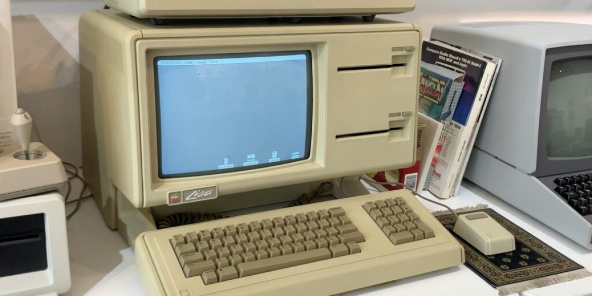 Computerul Apple Lisa din 1983, cu LisaOS - prima interfață grafică a Apple Computer.