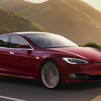 Tesla oferă clienților din Marea Britanie un cadou surpriză - o sculă pentru apăsat butoanele