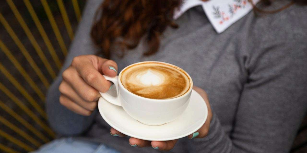 Cu ce să înlocuiești cafeaua pentru a menține energizarea și îmbunătăți concentrarea