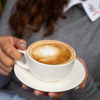 Cu ce să înlocuiești cafeaua pentru a menține energizarea și îmbunătăți concentrarea